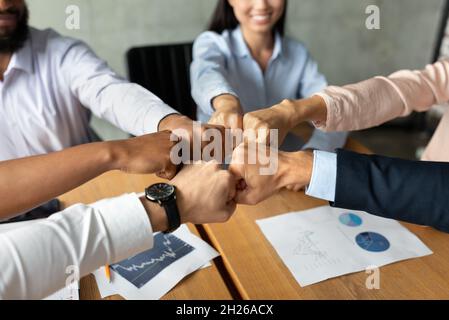 Teamwork-Konzept. Eine multiethnische Gruppe von Geschäftsleuten, die zusammen Faustfalle machen Stockfoto