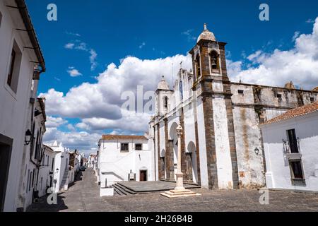 Der Hauptplatz von monsaraz mit der Pfarrkirche von Nossa Senhora da Lagoa in alentejo, portugal Stockfoto