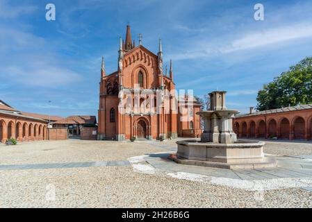 Pollenzo, Italien - 12. Oktober 2021: Die Kirche von San Vittore mit Brunnen auf der Piazza Vittorio Emanuele II in der Nähe des Schlosses von Pollenzo Stockfoto