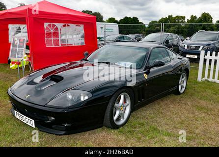 Dreiviertel Frontansicht eines Black,1998, Ferrari 550 Maranello, ausgestellt auf der London Classic Car Show 2021 Stockfoto