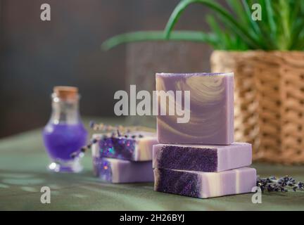 Natürliche handgemachte Seife mit Lavendelblüten. Aromatische Naturseife. Platz für Text Stockfoto