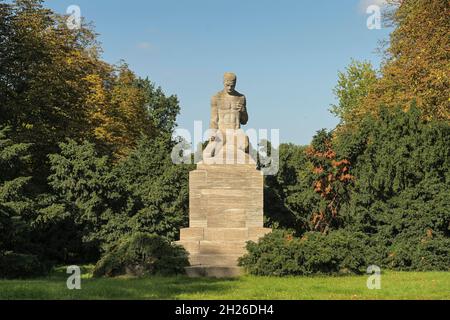 Kriegerdenkmal für die Gefallenen des Kaiser-Franz-Garde-Grenadier-Regiment Nr.2, Grünstreifen, Baerwaldstraße, Urbanstraße, Kreuzberg, Berlin,,Deuts Stockfoto