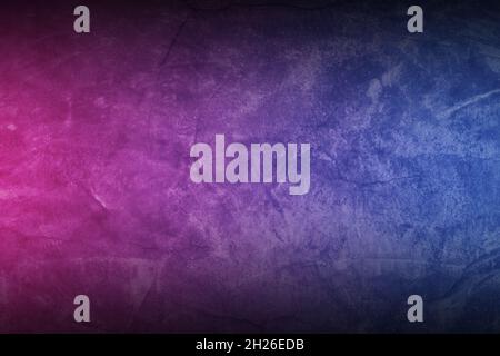 Schwarzer, rauer Betonwand-Hintergrund mit Neonlichtern und leuchtenden Lichtern. Lichteffekt rosa lila und blau auf leerer Zementwand. Stockfoto