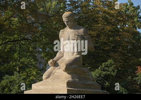 Kriegerdenkmal für die Gefallenen des Kaiser-Franz-Garde-Grenadier-Regiment Nr.2, Grünstreifen, Baerwaldstraße, Urbanstraße, Kreuzberg, Berlin,,Deuts Stockfoto