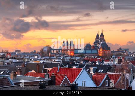 Amsterdam, Niederlande Blick auf das Stadtbild von de Pijp in der Abenddämmerung. Stockfoto