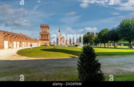 Pollenzo, Bra, Piemont, Italien - 12. Oktober 2021: park der Universität für gastronomische Wissenschaften im alten Schloss von König Vittorio Emanuele II Stockfoto