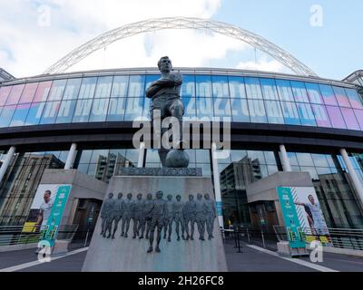 Wembley, Greater London, England, Oktober 12 2021: Bobby Moore Statue vor dem Wembley Stadium, einem Fußballstadion für die englische Nationalmannschaft. Stockfoto