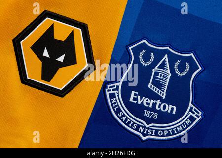 Nahaufnahme des Wolverhampton Wanderers und des Everton-Vereinswappens. Stockfoto