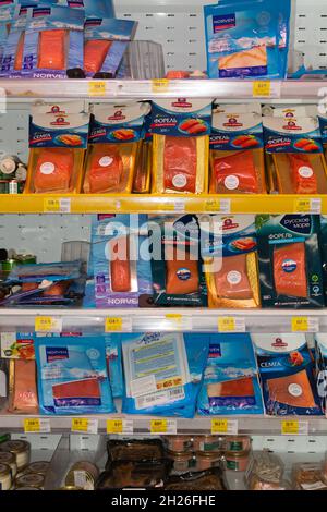 Chisinau, Moldawien - 17. Oktober 2021: Im Supermarkt Velmart. Vitrine mit rotem Fisch im Paket: Samga, Forelle, Lachs Stockfoto