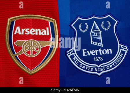 Nahaufnahme des Vereinswappens von Arsenal und Everton. Stockfoto