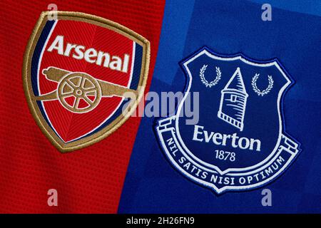 Nahaufnahme des Vereinswappens von Arsenal und Everton. Stockfoto