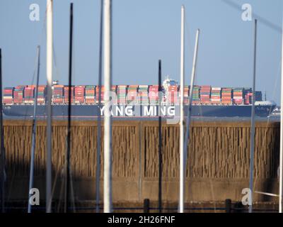 Sheerness, Kent, Großbritannien. Oktober 2021. Das stark beladene Containerschiff „YM wellspring“ sah Sheerness, Kent passieren, nachdem es den Port of London Gateway verlassen hatte. Kredit: James Bell/Alamy Live Nachrichten Stockfoto