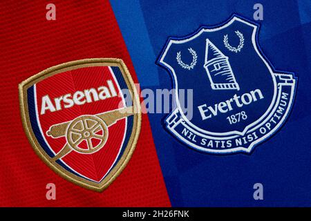 Nahaufnahme des Vereinswappens von Arsenal und Everton. Stockfoto