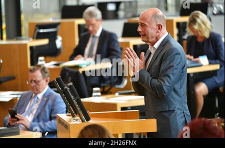 Erfurt, Deutschland. Oktober 2021. Wolfgang Tiefensee (SPD), Minister für Wirtschaft, Wissenschaft und digitale Gesellschaft Thüringens, spricht im Plenarsaal des Thüringer landtags. Themen der „Aktuelle Stunde“ sind unter anderem die Infektionszahlen an Schulen und die schwierige Lage des Opel-Werks in Eisenach. Quelle: Martin Schutt/dpa-Zentralbild/dpa/Alamy Live News Stockfoto