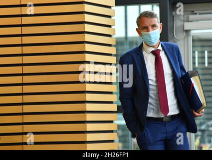 Erfurt, Deutschland. Oktober 2021. Björn Höcke (AfD), Fraktionschef, kommt in den Plenarsaal des Thüringer parlaments. Themen der Fragestunde sind unter anderem die Infektionszahlen an Schulen und die schwierige Lage des Opel-Werks in Eisenach. Quelle: Martin Schutt/dpa-Zentralbild/dpa/Alamy Live News Stockfoto