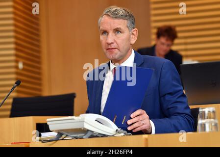 Erfurt, Deutschland. Oktober 2021. Björn Höcke (AfD), Fraktionschef, sitzt im Plenarsaal des Thüringer landtags. Themen der Fragestunde sind unter anderem die Infektionszahlen an Schulen und die schwierige Lage des Opel-Werks in Eisenach. Quelle: Martin Schutt/dpa-Zentralbild/dpa/Alamy Live News Stockfoto