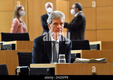 Erfurt, Deutschland. Oktober 2021. Helmut Holter (die Linke), Thüringer Minister für Bildung, Jugend und Sport, sitzt im Plenarsaal des Thüringer landtags. Themen der Fragestunde sind unter anderem die Infektionszahlen an Schulen und die schwierige Lage des Opel-Werks in Eisenach. Quelle: Martin Schutt/dpa-Zentralbild/dpa/Alamy Live News Stockfoto