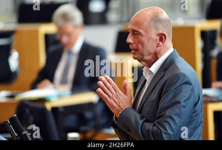 Erfurt, Deutschland. Oktober 2021. Wolfgang Tiefensee (SPD), Minister für Wirtschaft, Wissenschaft und digitale Gesellschaft Thüringens, spricht im Plenarsaal des Thüringer landtags. Themen der „Aktuelle Stunde“ sind unter anderem die Infektionszahlen an Schulen und die schwierige Lage des Opel-Werks in Eisenach. Quelle: Martin Schutt/dpa-Zentralbild/dpa/Alamy Live News Stockfoto