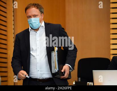 Erfurt, Deutschland. Oktober 2021. Mario Voigt (CDU), Fraktionschef, kommt in den Plenarsaal des Thüringer landtags. Themen der aktuellen Stunde sind unter anderem die Infektionszahlen an Schulen und die schwierige Lage des Opel-Werks in Eisenach. Quelle: Martin Schutt/dpa-Zentralbild/dpa/Alamy Live News Stockfoto