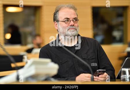 Erfurt, Deutschland. Oktober 2021. Steffen Dittes (die Linke), Fraktionschef, sitzt im Plenarsaal des Thüringer landtags. Themen der aktuellen Stunde sind unter anderem die Infektionszahlen an Schulen und die schwierige Lage des Opel-Werks in Eisenach. Quelle: Martin Schutt/dpa-Zentralbild/dpa/Alamy Live News Stockfoto