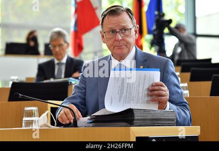 Erfurt, Deutschland. Oktober 2021. Im Plenarsaal des Thüringer landtags sitzt der Ministerpräsident von Thüringen, Bodo Ramelow (die Linke). Themen der Fragestunde sind unter anderem die Infektionszahlen an Schulen und die schwierige Lage des Opel-Werks in Eisenach. Quelle: Martin Schutt/dpa-Zentralbild/dpa/Alamy Live News Stockfoto