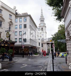 London, Greater London, England, Oktober 05 2021: Blick auf eine Red Phone Box mit St. Martin in der Fields Kirche hinter dem Trafalgar Square. Stockfoto