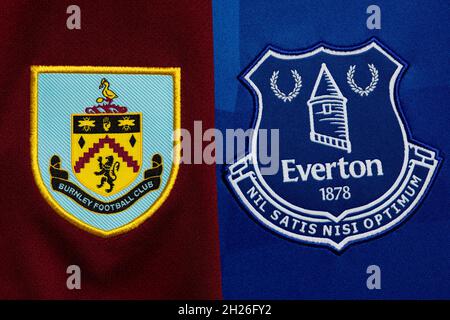 Nahaufnahme des Vereinswappens von Burnley und Everton. Stockfoto