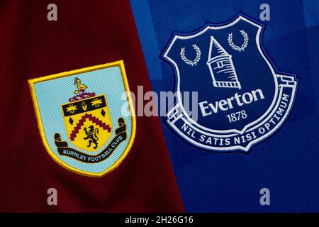 Nahaufnahme des Vereinswappens von Burnley und Everton. Stockfoto