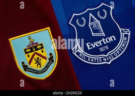 Nahaufnahme des Vereinswappens von Burnley und Everton. Stockfoto