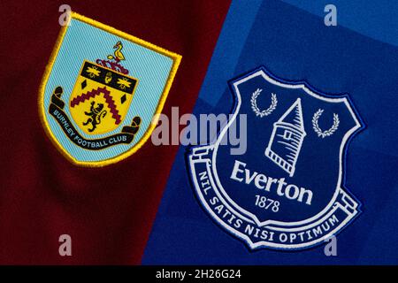 Nahaufnahme des Vereinswappens von Burnley und Everton. Stockfoto