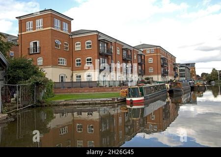 Apartments am Wasser und vertäute Schmalbboote im Diglis Basin in Worcester, wo die Worcester & Birmingham. Kanal trifft auf den Fluss Severn. VEREINIGTES KÖNIGREICH Stockfoto