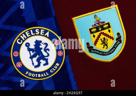 Nahaufnahme des Vereinswappens von Chelsea und Burnley. Stockfoto