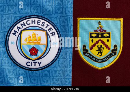 Nahaufnahme des Vereinswappens von man City und Burnley. Stockfoto