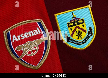 Nahaufnahme des Vereinswappens von Arsenal und Burnley. Stockfoto