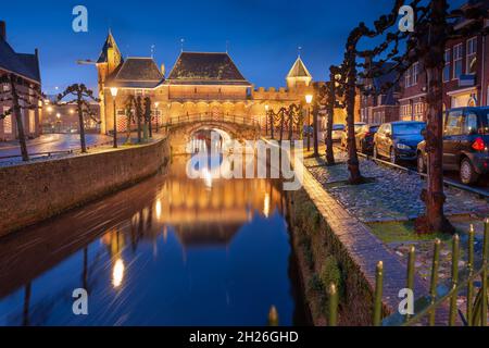 Amersfoort, Niederlande, im historischen Doppelpoort im Morgengrauen. Stockfoto