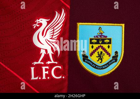 Nahaufnahme des Vereinswappens von Liverpool und Burnley. Stockfoto