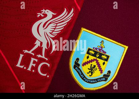 Nahaufnahme des Vereinswappens von Liverpool und Burnley. Stockfoto