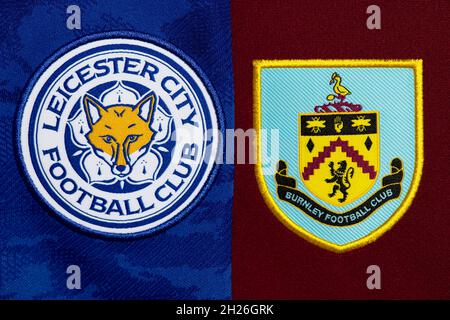 Nahaufnahme des Leicester- und Burnley-Vereinswappens. Stockfoto