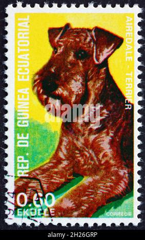 ÄQUATORIALGUINEA - UM 1977: Eine in Äquatorialguinea gedruckte Marke zeigt Airedale Terrier, Canis Lupus Familiaris, Pet, um 1977 Stockfoto