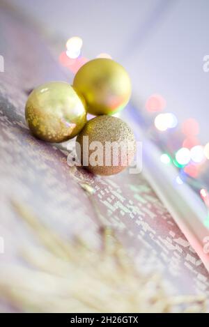 Goldene Weihnachtskugeln und Lichter. Weihnachtliche Hintergründe. Platz für Text kopieren. Stockfoto