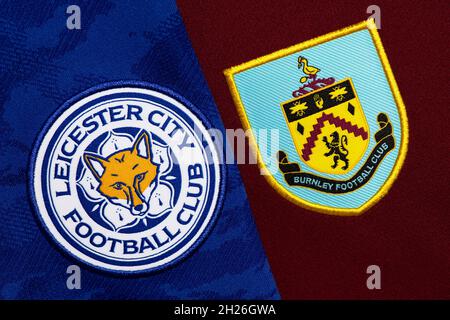 Nahaufnahme des Leicester- und Burnley-Vereinswappens. Stockfoto