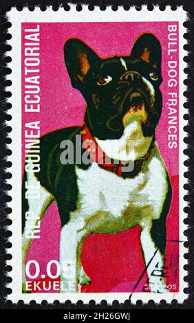 ÄQUATORIALGUINEA - UM 1977: Eine in Äquatorialguinea gedruckte Marke zeigt Bulldog, Canis Lupus Familiaris, Pet, um 1977 Stockfoto