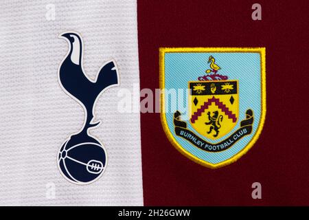 Nahaufnahme des Vereinswappens von Burnley und Spurs. Stockfoto