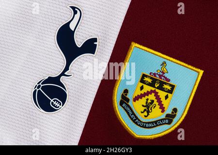 Nahaufnahme des Vereinswappens von Burnley und Spurs. Stockfoto
