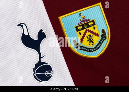 Nahaufnahme des Vereinswappens von Burnley und Spurs. Stockfoto