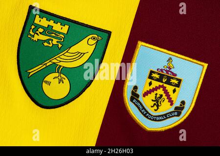 Nahaufnahme des Vereinswappens von Norwich und Burnley. Stockfoto