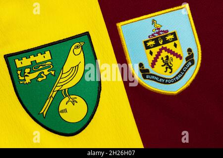 Nahaufnahme des Vereinswappens von Norwich und Burnley. Stockfoto