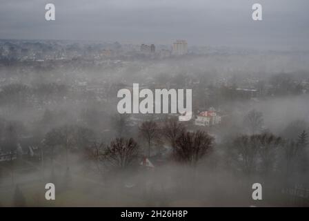 Dicker Nebel über Lakewood, Ohio Stockfoto