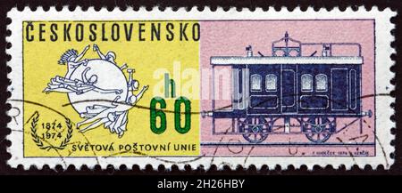 TSCHECHOSLOWAKEI - UM 1974: Eine in der Tschechoslowakei gedruckte Briefmarke zeigt Railroad Mail Coach, um 1974 Stockfoto