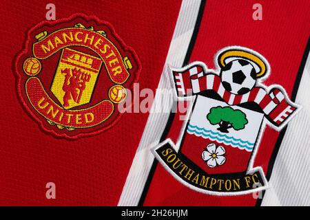 Nahaufnahme von man United und Southampton Club Wappen. Stockfoto